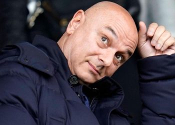 25 vite në krye, Presidenti lë klubin e Premier League