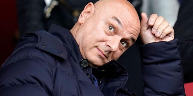 25 vite në krye, Presidenti lë klubin e Premier League