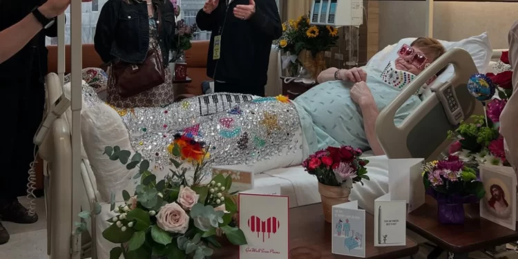 Fansat në panik: Elton John publikon një foto nga spitali dhe i bën të gjithë konfuz