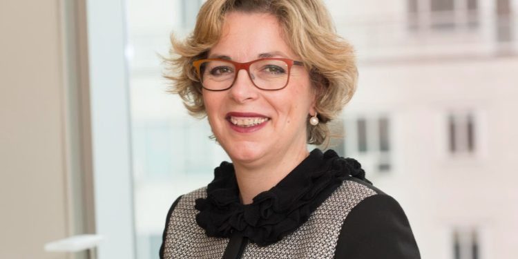 Pak ditë pasi mori detyrën, ministrja e Shëndetësisë, Evis Sala largohet papritur për dy javë jashtë vendit