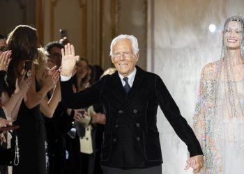 Giorgio Armani, lamtumira e punonjësve: Ne jemi pjesë e një familje