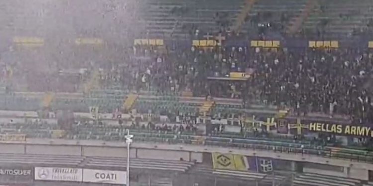 VIDEO/ Ndërpritet ndeshja e Kupës së Italisë, lojtarët nxitojnë drejt dhomave të zhveshjes