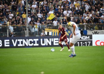 Zhgënjen dyshja Asllani-Ismajli, mediat “ngelin në klasë” legjionarët (VIDEO)