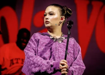 Incident në skenë, këngëtarja e njohur përfundon në tokë gjatë performancës