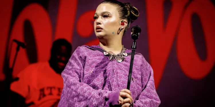 Incident në skenë, këngëtarja e njohur përfundon në tokë gjatë performancës