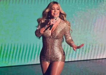 Mariah Carey veshi një fustan me diamante që kushtonte 10 milionë dollarë në MTV VMA