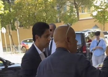 VIDEO/ E rrallë në Tiranë, presidenti i PSG-së blen fruta në tezga si qytetar i thjeshtë dhe jo si miliarder