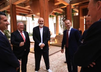 FOTO+VIDEO/ Presidenti i UEFA-s dhe anëtarët e KE-së vizitë në kryeministri, Rama i pret te “Parku Eden”