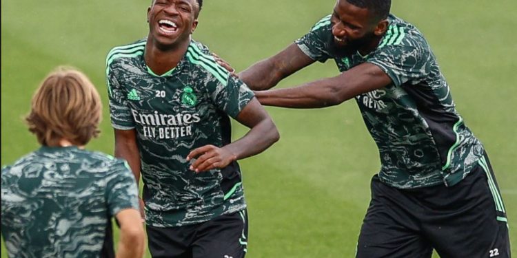 Real Madrid, Rudiger dhe Vinicius “përplasen” në stërvitje, ndërhyn Xabi Alonso