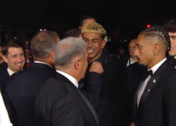 VIDEO/ Flick i rregullon jakën, pritje “armiqësore” për Yamal në ceremoninë e “Topit të Artë”