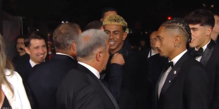 VIDEO/ Flick i rregullon jakën, pritje “armiqësore” për Yamal në ceremoninë e “Topit të Artë”