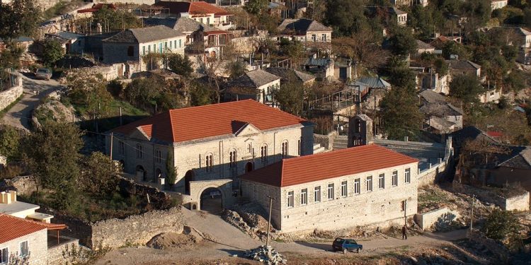 Ushtroi dhunë ndaj bashkëshortes, nën hetim një burrë nga Dropulli