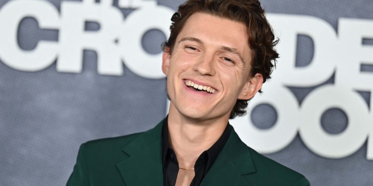Tom Holland interpreton 9 role në filmin e ri të shkurtër “Never Stop Playing”