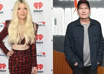 Tori Spelling rrëfen për herë të parë takimin e çuditshëm me Charlie Sheen: Na ngritën kurth