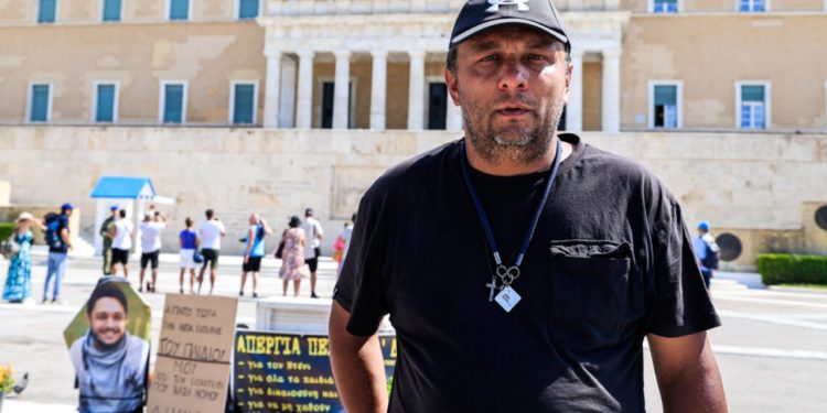 Shqiptari në grevë urie para parlamentit grek: Dua të vërtetën e vdekjes së djalit (VIDEO)