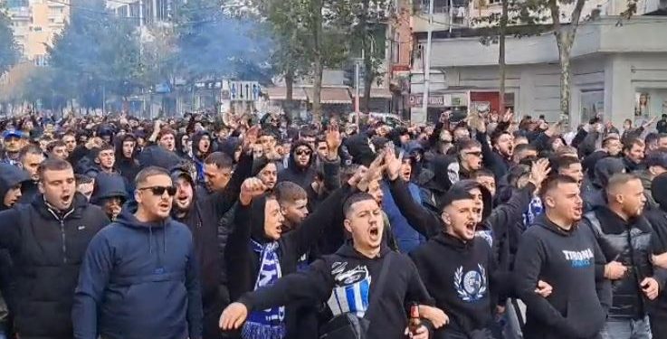 VIDEO/ Disa orë para derbit, tifozët e Tiranës “vërshojnë” në rrugët e kryeqytetit