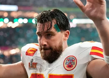Pasuria neto e Travis Kelce: Sa para ka dhe cilat janë të gjitha burimet e tij të të ardhurave?
