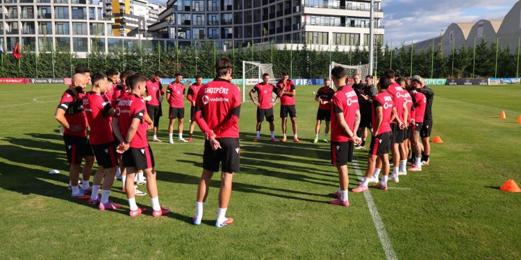 Prag-Serbia / Kombëtarja zhvillon seancën stërvitore në ditën e tretë, lojtari i bashkohet ekipit