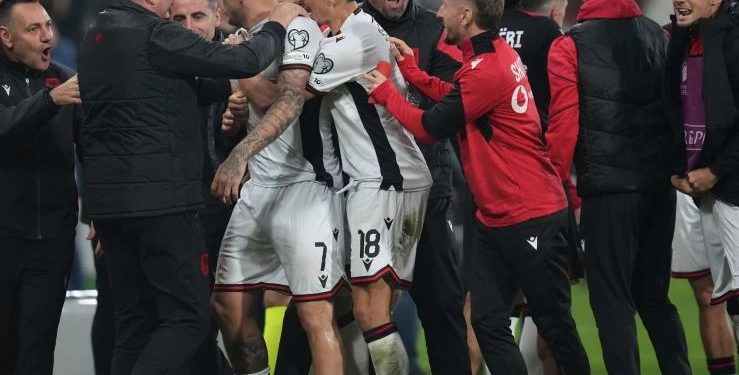 Shqipëria mund Serbinë në shtëpi, fitorja e djemve kuq e zi tërheq vëmendjen e medias ndërkombëtare