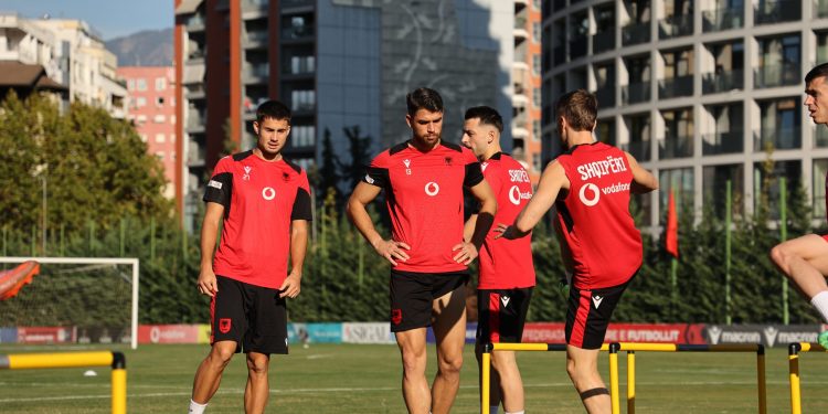 Kombëtarja kthehet në stërvitje pas fitores ndaj Serbisë, nisin përgatitjet për sfidën ndaj Jordanisë në “Air Albania”