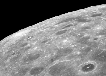 Studim i ri zbulon pasuritë minerale të Hënës që mund të ndihmojnë Tokën