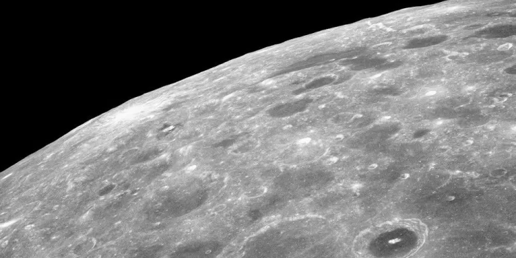 Studim i ri zbulon pasuritë minerale të Hënës që mund të ndihmojnë Tokën