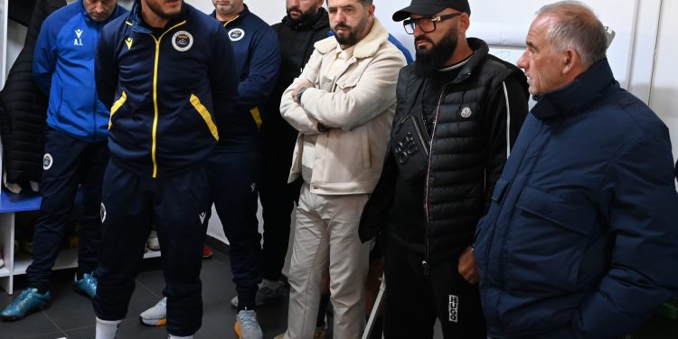 Pogradeci me trajner të ri, në stol ulet Çela