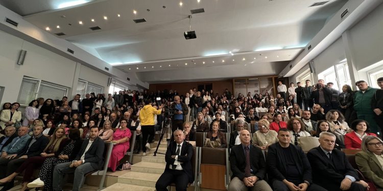 Universiteti “Eqrem Çabej” hap dyert për vitin e ri akademik: Guxoni të ëndërroni më shumë, të pyesni dhe të besoni në çdo hap