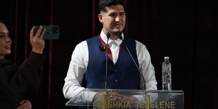 Kandidati i opozitës në Tepelenë: Bashkia është e njerëzve, jo e interesave. Dua që të rinjtë të mos largohen