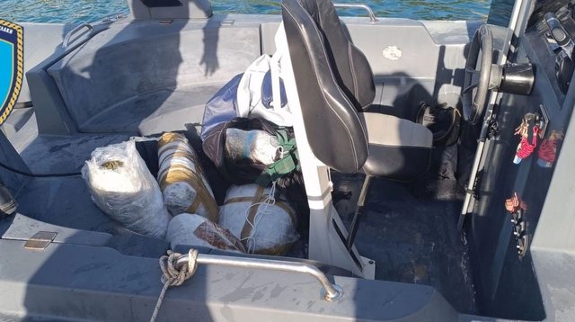 Shqiptari shpëtohet nga mbytja në Greqi, por policia zbulon 135 kg drogë në skafin e tij