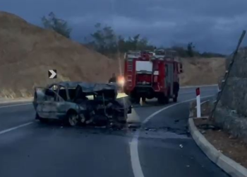 Aksident i frikshëm, makina shpërthen në flakë pas përplasjes