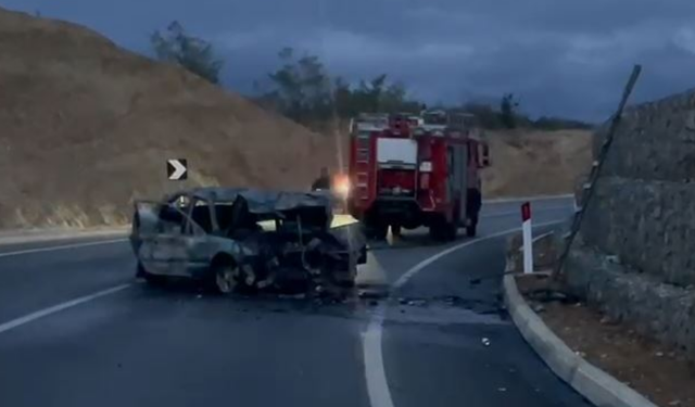 Aksident i frikshëm, makina shpërthen në flakë pas përplasjes