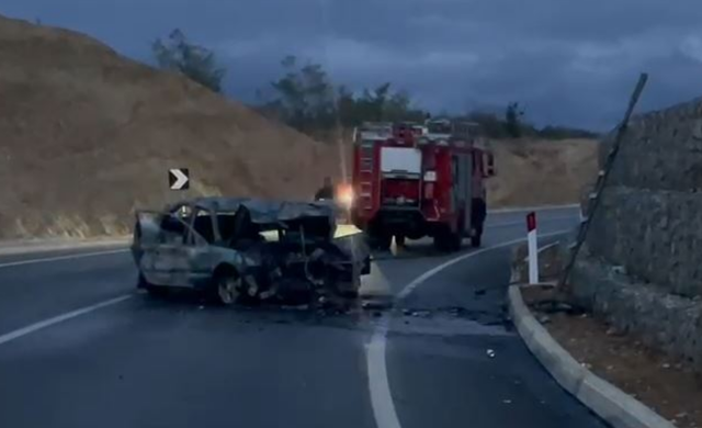 Aksident i frikshëm, makina shpërthen në flakë pas përplasjes