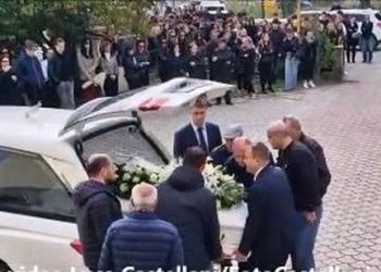 Vdiq në rrethana ende të paqarta, i jepet lamtumira e fundit 19-vjeçarit shqiptar që ndërroi jetë në Itali