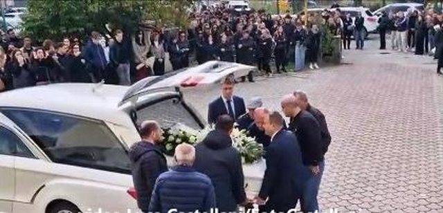 Vdiq në rrethana ende të paqarta, i jepet lamtumira e fundit 19-vjeçarit shqiptar që ndërroi jetë në Itali