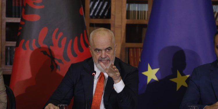 Rama: Askush nuk futet më në pallate pa hipotekë, uji dhe dritat vetëm pas certifikatës