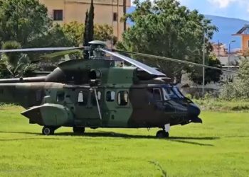 Kryetari i Bashkisë së Nju Jorkut mbërrin në Vlorë me helikopter