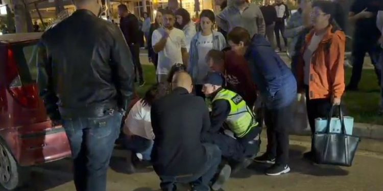 Vlorë, i moshuari përplas te vizat e bardha dy gra këmbësore