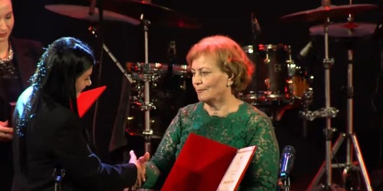 Bashkia e Vlorës i jep Mira Muratit titullin “Qytetar Nderi”, nëna: Mira ndjek me interes çfarë ndodh në Shqipëri dhe në Vlorë