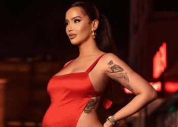 Fotot dhe intervistat për varrimin e vëllait të Gjestit, Dafina Zeqiri reagon ashpër: U trondita