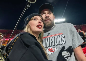 Taylor Swift rrëfen dashurinë me Travis Kelce: E dua personin me të cilin jam!