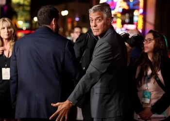 Momente gazmore në Hollywood: George Clooney vendos me shaka dorën mbi të pasmet e Adam Sandler