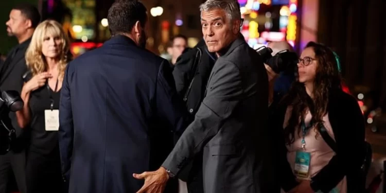 Momente gazmore në Hollywood: George Clooney vendos me shaka dorën mbi të pasmet e Adam Sandler