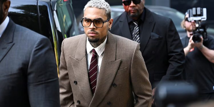 Gjykata në Londër vendos për fatin e Chris Brown pas incidentit në klubin “Tape”