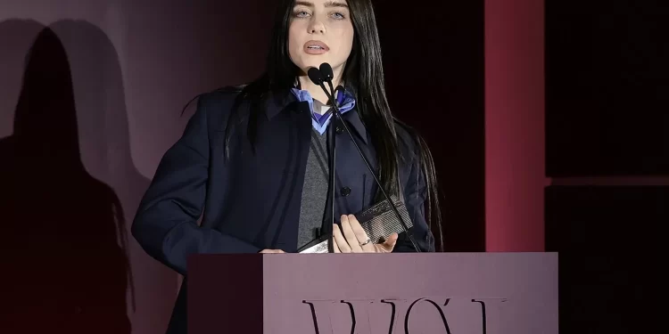 Billie Eilish “godet” miliarderët: Nëse ke kaq shumë para, pse s’bën më shumë për njerëzit?