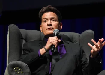 Aktori i njohur pranon se ka pasur marrëdhënie me meshkuj