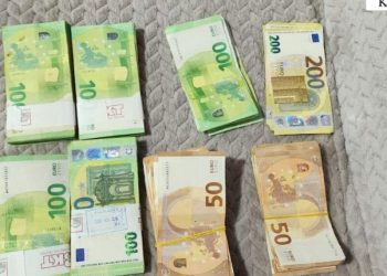 Tentoi të nxirrte nga Kakavija 53 500 euro pa i deklaruar, procedohet 55-vjeçari