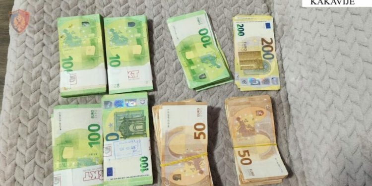Tentoi të nxirrte nga Kakavija 53 500 euro pa i deklaruar, procedohet 55-vjeçari