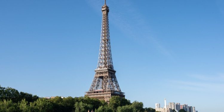 Kulla Eifel, në prag shembjeje? E vërteta pas lajmit që pushtoi rrjetet sociale