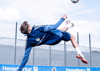 “Disa e nisin titullarë dhe pse nuk luajnë”, trajneri i përgjigjet sulmuesit shqiptar: Lojtarët nuk duhet të flasin për shokët